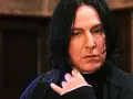 Alan Rickman als Severus Snape, eine ikonische Rolle in den Filmen, mit nachdenklichem Blick.