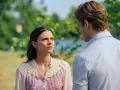 Ein ernstes Gespräch zwischen Leah und einem Mann im Freien. Die Spannung ist spürbar, vielleicht ein Hinweis auf die kommende Maxton Hall Staffel 2.