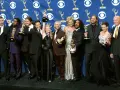 Die Besetzung von Lost feiert Emmy-Erfolge. Die Schauspieler posieren mit ihren Trophäen vor einem blauen Banner mit dem CBS-Logo.