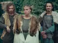 Drei Krieger, Teil einer **Besetzung von Barbaren**, stehen im Freien. Sie tragen Pelzmäntel und Lederpanzer.