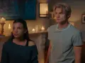 Die besetzung von "Ich und die Walter Boys" zeigt Jackie und Cole in nachdenklicher Stimmung, umgeben von Kerzenlicht.