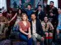 Die Hauptdarsteller von Ghosts Staffel 3 posieren ausgelassen in einem viktorianischen Salon.