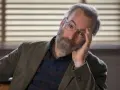 Bob Odenkirk mit Brille und Bart, nachdenklich, wie in vielen seiner Filme und Serien.