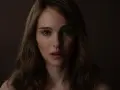 Natalie Portman, bekannt aus vielen Filmen, blickt nachdenklich in die Kamera. Ihr Gesicht ist im Schatten, nur ihre Augen und Lippen sind beleuchtet.