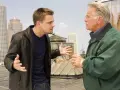 Zwei Männer streiten auf einem Dach. Einer wirkt wütend, der andere nachdenklich. Sie sind unter feinden, aber vielleicht ist dies der Beginn einer Annäherung.