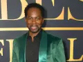 Harold Perrineau, bekannt für seine Rollen in Filmen und Serien, trägt einen grünen Samt-Blazer.
