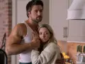 Ein Mann umarmt eine Frau, die verzweifelt wirkt. Die Szene stammt aus dem Film "The Housemaid".