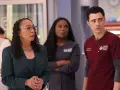 Drei Ärzte im Gaffney Chicago Medical Center, darunter Dr. Marcel, diskutieren einen Fall. Staffel 10 von Chicago Med verspricht Spannung.