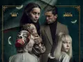 Milena Smit und Jaime Lorente mit zwei Kindern, eines davon mit einer Maske. Die Szene wirkt mysteriös, wie bei Tin und Tina.