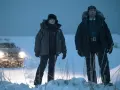 Zwei Polizistinnen im Schnee, ein Einsatz bei eisiger Kälte. Die Ermittlerinnen der true detective staffel 4 scheinen einer Spur im tiefen Alaska zu folgen.