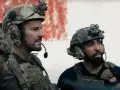 Zwei Soldaten in taktischer Ausrüstung, bereit für den Einsatz in Staffel 7 von SEAL Team.