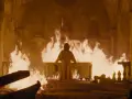Nosferatu – der untote, steht in Flammen. Ein alter Sarg brennt, während er sich dem Feuer zuwendet.