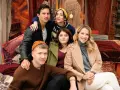 Die Besetzung von "Damaged" posiert in einer orientalisch inspirierten Kulisse. Fünf junge Menschen, drei Frauen und zwei Männer, sitzen und lehnen sich aneinander.