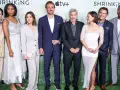 Die Hauptbesetzung von Shrinking posiert für ein Foto. Von links nach rechts: Michael Urie, Jessica Williams, Christa Miller, Jason Segel, Harrison Ford, Lukita Maxwell, Ted McGinley und Luke Tennie.
