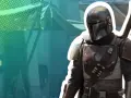 Der Mandalorianer, bereit für Staffel 4, steht in seiner Rüstung.