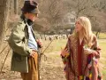 Woody Allen und eine Schauspielerin im Gespräch, ein typischer Moment aus seinen Filme von Woody Allen.