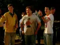 Die Besetzung von Superbad feiert eine Party. Michael Cera, Jonah Hill mit Bruce Lee T-Shirt und Christopher Mintz-Plasse lachen ausgelassen.