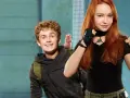 Sadie Stanley als Kim Possible mit ihrem Freund Ron Stoppable und dem Nacktmull Rufus. Ein Blick auf Filme und Serien mit Sadie Stanley.