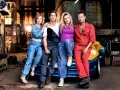 Die Besetzung von Manta Manta – Zweiter Teil: Til Schweiger, Tina Rönnau, Luna Schweiger und Moritz Bleibtreu posieren vor einem Auto in einer Werkstatt.