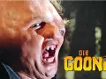 Sloth, ein Mitglied der Besetzung von Die Goonies, mit seinem charakteristischen Gesichtsausdruck und dem Filmtitel.