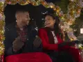 Ein glückliches Paar in einer Kutsche, geschmückt mit Lichterketten. Sie lachen und zeigen aufeinander. Vielleicht ein Versprechen: "Meet me next Christmas.