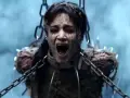 Die Mumie (2017): Sofia Boutella als Ahmanet, gefesselt und schreiend, mit Hieroglyphen im Gesicht.