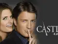 Besetzung von Castle: Ein Mann legt den Finger auf die Lippen, eine Frau lächelt hinter ihm. Die 4. Staffel der Serie.