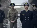 Vier Männer in Uniformen, die an die Zeit von "Das Boot Staffel 3" erinnern, stehen nebeneinander.