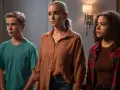 Ginny, Georgia und Austin blicken besorgt in die Ferne. Die Spannung steigt in Staffel 4 von Ginny & Georgia.