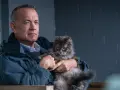 Tom Hanks hält eine flauschige Katze in seinen Armen. Ein ruhiger Moment, wie in vielen Tom Hanks Filmen.