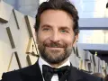 Bradley Cooper, bekannt für seine Rolle in Filmen wie "A Star Is Born", lächelt in die Kamera.