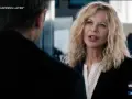 Meg Ryan spricht mit einem Mann, während im Hintergrund Menschen sitzen. Was passiert später?