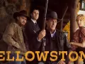 Die Familie Dutton posiert vor einer rustikalen Hütte, bereit für die Folgen von Yellowstone.
