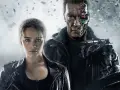 Sarah Connor und der Terminator (Arnold Schwarzenegger) im Kampf gegen die Maschinen. Die Besetzung von Terminator ist ikonisch.