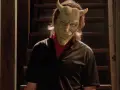Der maskierte Bösewicht aus "The Black Phone" mit dämonischer Maske und Hörnern, bereit für seine nächste Tat.
