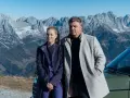 Ein Mann und eine Frau stehen vor einer Bergkulisse. Sie sind Teil von "Der Bergdoktor" Staffel 19 Folge 8.