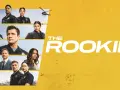 Die Hauptcharaktere der Serie "The Rookie" Staffel 6, darunter Polizisten und ein Hubschrauber, vor einem gelben Hintergrund.