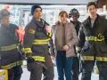 Das Team von Chicago Fire Staffel 14 steht besorgt vor einem Feuerwehrauto.