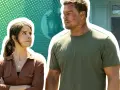 Reacher und seine Kollegin blicken nachdenklich in die Ferne. Die Spannung steigt für Reacher Staffel 4.
