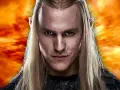 Ein Elf mit langen blonden Haaren und spitzen Ohren blickt intensiv in die Kamera. Hinter ihm lodert ein feuriger Himmel, der auf die Ereignisse in "Die Ringe der Macht Staffel 3" hindeutet.