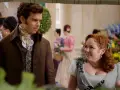 Colin und Penelope im Gespräch, ein romantischer Moment aus Bridgerton Staffel 3.
