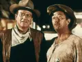 John Wayne und Robert Mitchum in "El Dorado" (1966), zwei raue Cowboys im staubigen Westen, bereit für jedes Abenteuer.