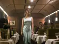 Léa Seydoux in einem eleganten Kleid im Speisewagen des Orient Express. Ein Moment aus der Besetzung von James Bond 007: Spectre.
