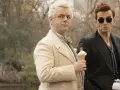 Engel und Dämon genießen Eiscreme im Freien. Hoffentlich gibt es bald good omens staffel 3!