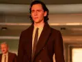 Loki, in seinem braunen Mantel, blickt nachdenklich. Die Hoffnung auf Loki Staffel 3 lebt!