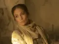 Jennifer Lopez in Tarnkleidung und Schal, nachdenklich in einem ihrer Filme.
