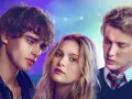 Drei junge Leute im Scheinwerferlicht. Ein Mann blickt zur Seite, eine Frau in der Mitte, ein Mann mit Krawatte rechts. Ein Teaser für den "love me love me film".