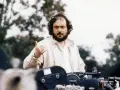 Stanley Kubrick, Regisseur legendärer filme, gestikuliert vor Kameras.