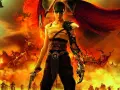 Furiosa: A Mad Max Saga. Eine Frau mit mechanischem Arm und Waffe steht vor einer feurigen Wüstenlandschaft mit Motorrädern und Fahrzeugen.