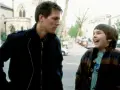 Nicholas Hoult lacht mit einem Mann auf der Straße. Ein Ausschnitt aus seinen Filmen und Serien.